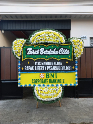 Papan Bunga Duka di Tebing