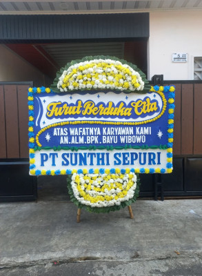 Papan Bunga Duka di Tebing