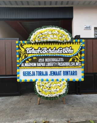 Papan Bunga Duka di Tebing