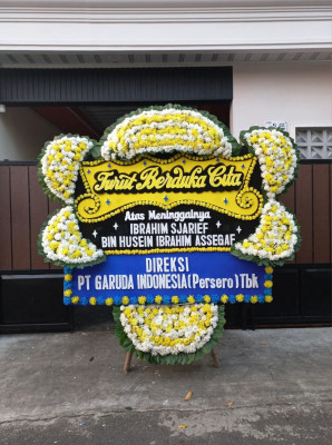 Papan Bunga Duka di Tebing