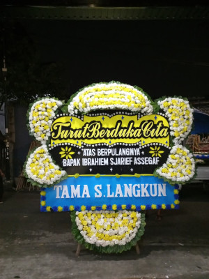 Papan Bunga Duka di Tebing