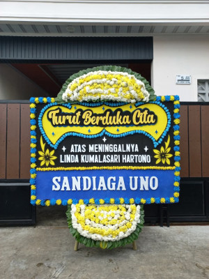 Papan Bunga Duka di Tebing