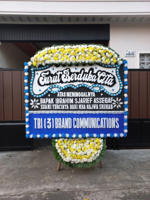 Papan Bunga Duka di Tebing